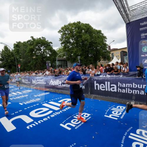 29.06.2025 - hella hamburg halbmarathon Zöllner http://msf.ph/oto/8416355 29.06.2025 10:50:00 Ziel 2540, 3692, 3852, 7100, 7657, 8454, 8455, 9213, 9491, 9597, 12271, 12527, 12733, 13225, 13758, 16716, 16732, 16887, 19109, 19112 meine-sportfotos.de