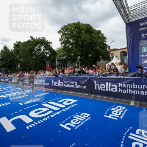 29.06.2025 - hella hamburg halbmarathon Zöllner http://msf.ph/oto/8416360 29.06.2025 10:27:34 Ziel 4678, 9804, 12341, 13941, 18567, 19114 meine-sportfotos.de