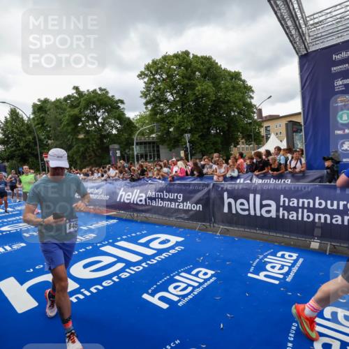 29.06.2025 - hella hamburg halbmarathon Zöllner http://msf.ph/oto/8416369 29.06.2025 10:50:00 Ziel 2540, 3692, 3852, 7100, 7657, 8454, 8455, 9213, 9491, 9597, 12271, 12527, 12733, 13225, 13758, 16716, 16732, 16887, 19109, 19112 meine-sportfotos.de