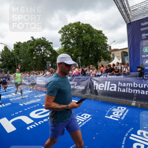 29.06.2025 - hella hamburg halbmarathon Zöllner http://msf.ph/oto/8416372 29.06.2025 10:50:01 Ziel 1321, 2540, 3692, 3852, 7100, 7657, 8454, 8455, 9213, 9491, 12271, 12527, 12733, 13225, 13758, 16716, 16732, 16887, 19112 meine-sportfotos.de