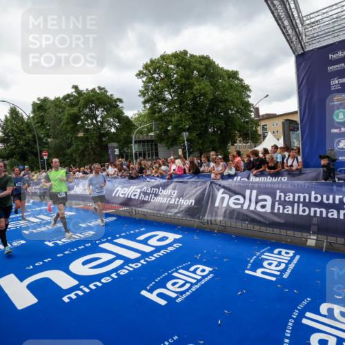 29.06.2025 - hella hamburg halbmarathon Zöllner http://msf.ph/oto/8416379 29.06.2025 10:50:01 Ziel 1321, 2540, 3692, 3852, 7100, 7657, 8454, 8455, 9213, 9491, 12271, 12527, 12733, 13225, 13758, 16716, 16732, 16887, 19112 meine-sportfotos.de