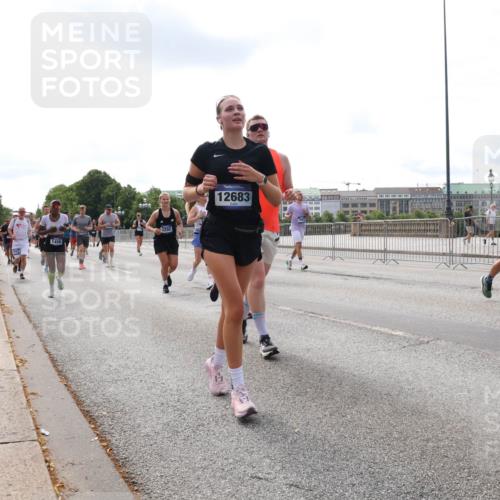 29.06.2025 - hella hamburg halbmarathon Lena Gebhardt http://msf.ph/oto/8416382 29.06.2025 10:17:46 Lombardsbrücke 1458, 3292, 12683, 1015, 1159, 1160, 1204, 1274, 1458, 1477, 1622, 1641, 1749, 1795, 2094, 2259, 2305, 2548, 2860, 2931, 3138, 3292, 3802, 3803, 4194, 4218, 4852, 5002, 5004, 5290, 5611, 5733, 6254, 6336, 6352, 6520, 6786, 7011, 7094, 7258, 7291, 7410, 7413, 7445, 7566, 7641, 7649, 7844, 7882, 8128, 8144, 8210, 8248, 8309, 8351, 8433, 8607, 8799, 8895, 9400, 9717, 9734, 9798, 9848, 9964, 10174, 10332, 10509 meine-sportfotos.de