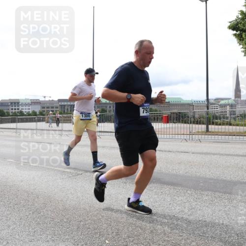 29.06.2025 - hella hamburg halbmarathon Lena Gebhardt http://msf.ph/oto/8416383 29.06.2025 10:26:35 Lombardsbrücke 792, 1300, 1300, 2643, 3617, 4267, 4268, 4315, 4507, 4509, 4844, 6159, 6625, 6905, 7069, 7929, 8079, 8306, 8357, 8674, 8942, 9186, 11107, 11270, 11740, 12071, 12126, 12826, 12827, 13264, 14063, 14726, 14930, 15027, 15807, 15878, 16788, 17300, 17675, 17712, 18074, 18087, 18516 meine-sportfotos.de