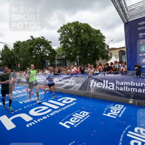 29.06.2025 - hella hamburg halbmarathon Zöllner http://msf.ph/oto/8416384 29.06.2025 10:50:01 Ziel 1321, 2540, 3692, 3852, 7100, 7657, 8454, 8455, 9213, 9491, 12271, 12527, 12733, 13225, 13758, 16716, 16732, 16887, 19112 meine-sportfotos.de