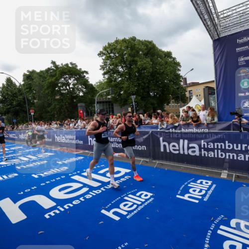29.06.2025 - hella hamburg halbmarathon Zöllner http://msf.ph/oto/8416385 29.06.2025 10:27:35 Ziel 2203, 4678, 7651, 9804, 12341, 13941, 17354, 18567, 19114 meine-sportfotos.de