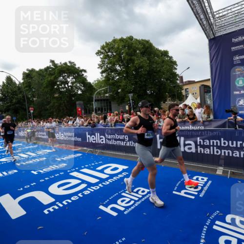 29.06.2025 - hella hamburg halbmarathon Zöllner http://msf.ph/oto/8416391 29.06.2025 10:27:35 Ziel 2203, 4678, 7651, 9804, 12341, 13941, 17354, 18567, 19114 meine-sportfotos.de