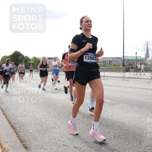 29.06.2025 - hella hamburg halbmarathon Lena Gebhardt http://msf.ph/oto/8416400 29.06.2025 10:17:46 Lombardsbrücke 1458, 413, 1749, 1274, 12683, 1015, 1159, 1160, 1204, 1274, 1458, 1477, 1622, 1641, 1749, 1795, 2094, 2259, 2305, 2548, 2860, 2931, 3138, 3292, 3802, 3803, 4194, 4218, 4852, 5002, 5004, 5290, 5611, 5733, 6254, 6336, 6352, 6520, 6786, 7011, 7094, 7258, 7291, 7410, 7413, 7445, 7566, 7641, 7649, 7844, 7882, 8128, 8144, 8210, 8248, 8309, 8351, 8433, 8607, 8799, 8895, 9400, 9717, 9734, 9798, 9848, 9964, 10174, 10332, 10509 meine-sportfotos.de