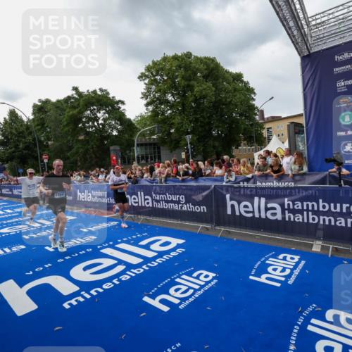 29.06.2025 - hella hamburg halbmarathon Zöllner http://msf.ph/oto/8416407 29.06.2025 10:27:36 Ziel 2203, 4678, 7651, 9804, 12341, 13941, 17354, 18567, 18832, 19114 meine-sportfotos.de