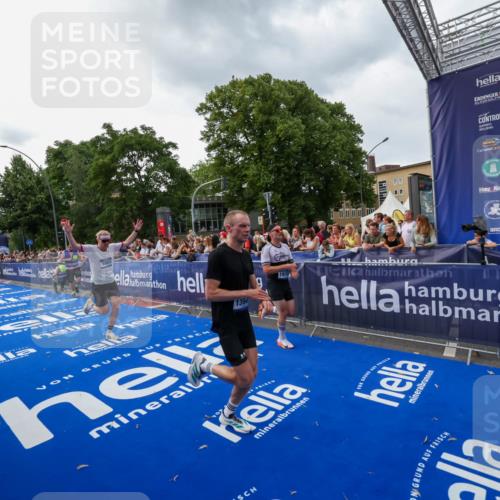 29.06.2025 - hella hamburg halbmarathon Zöllner http://msf.ph/oto/8416423 29.06.2025 10:27:36 Ziel 2203, 4678, 7651, 9804, 12341, 13941, 17354, 18567, 18832, 19114 meine-sportfotos.de
