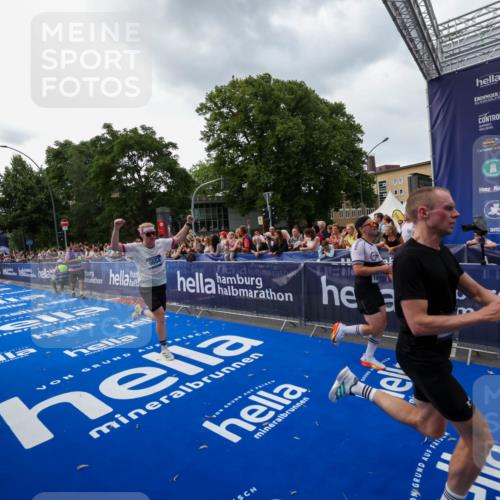 29.06.2025 - hella hamburg halbmarathon Zöllner http://msf.ph/oto/8416430 29.06.2025 10:27:37 Ziel 2203, 7651, 9804, 12341, 13941, 17354, 18832, 19114 meine-sportfotos.de