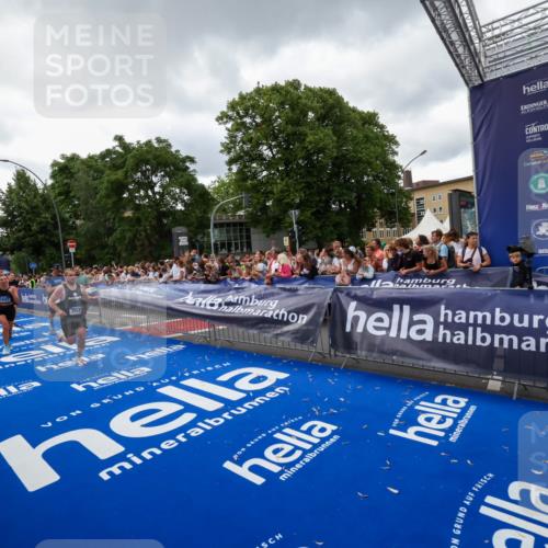 29.06.2025 - hella hamburg halbmarathon Zöllner http://msf.ph/oto/8416431 29.06.2025 10:50:05 Ziel 1216, 1321, 2020, 3692, 3852, 7100, 7657, 9031, 9213, 9303, 9965, 12271, 13225, 13758, 16403, 16716, 18884, 19112 meine-sportfotos.de