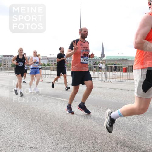 29.06.2025 - hella hamburg halbmarathon Lena Gebhardt http://msf.ph/oto/8416451 29.06.2025 10:17:47 Lombardsbrücke 1458, 3292, 296, 38, 1749, 1274, 1015, 1159, 1160, 1204, 1268, 1274, 1458, 1477, 1622, 1641, 1749, 1795, 2094, 2147, 2259, 2305, 2548, 2860, 2931, 3138, 3292, 3802, 3803, 4194, 4218, 4852, 5002, 5004, 5290, 5611, 5733, 6254, 6336, 6352, 6520, 6786, 7011, 7094, 7258, 7291, 7410, 7413, 7445, 7566, 7641, 7649, 7838, 7844, 7882, 7883, 8128, 8144, 8210, 8248, 8309, 8351, 8433, 8607, 8799, 8895, 9400, 9717, 9734, 9798, 9848, 9964, 10174, 10332, 10509 meine-sportfotos.de