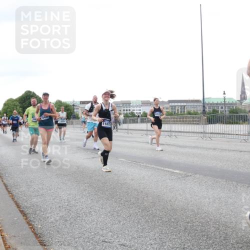 29.06.2025 - hella hamburg halbmarathon Lena Gebhardt http://msf.ph/oto/8416458 29.06.2025 10:51:46 Lombardsbrücke 946, 10496, 11875, 10521, 1418, 1617, 1997, 2308, 2484, 2485, 2593, 2736, 2778, 3038, 3240, 3991, 4598, 4606, 4748, 4808, 4878, 5062, 5291, 5357, 5394, 5534, 5716, 5717, 6007, 6091, 6604, 6885, 6945, 6947, 6954, 6961, 7682, 7769, 7841, 7871, 7992, 8040, 8125, 8399, 8621, 8672, 9220, 9340, 9460, 9462, 9582, 9583, 9590, 9594, 9673, 9730, 9763, 10496, 10521, 10533, 10673, 10693, 10830, 11034, 11101, 11268, 11375, 11575, 11875, 12065 meine-sportfotos.de