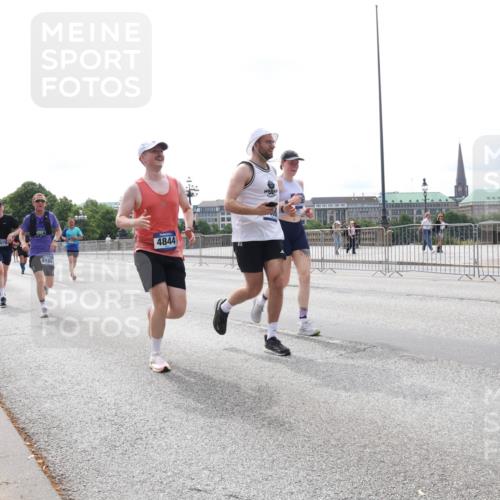 29.06.2025 - hella hamburg halbmarathon Lena Gebhardt http://msf.ph/oto/8416475 29.06.2025 10:26:38 Lombardsbrücke 8079, 9186, 4844, 1300, 1973, 2045, 2643, 3617, 4267, 4268, 4315, 4507, 4509, 4844, 6159, 6625, 6905, 7069, 7929, 8079, 8306, 8357, 8942, 9186, 11107, 11270, 11740, 12071, 12126, 12826, 12827, 13264, 14930, 15027, 15807, 15878, 16479, 16788, 17300, 17675, 17712, 18074, 18087, 18516, 18962, 18978 meine-sportfotos.de