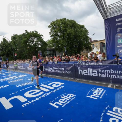 29.06.2025 - hella hamburg halbmarathon Zöllner http://msf.ph/oto/8416485 29.06.2025 10:27:41 Ziel 2203, 5367, 7651, 8731, 10655, 12341, 17354, 18832 meine-sportfotos.de
