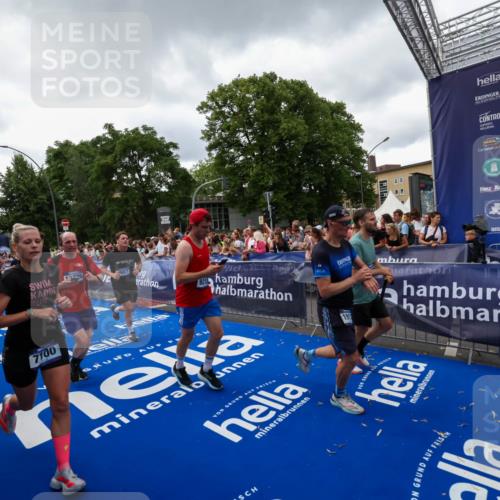 29.06.2025 - hella hamburg halbmarathon Zöllner http://msf.ph/oto/8416488 29.06.2025 10:50:07 Ziel 1216, 1321, 1507, 2020, 3562, 3692, 3852, 7100, 7657, 8313, 9031, 9213, 9303, 9965, 12203, 12271, 13225, 13282, 13758, 14257, 16403, 18228, 18657, 18658, 18884, 19112 meine-sportfotos.de