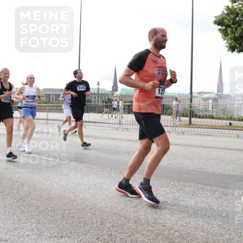 29.06.2025 - hella hamburg halbmarathon Lena Gebhardt http://msf.ph/oto/8416489 29.06.2025 10:17:47 Lombardsbrücke 3292, 1749, 38, 9400, 127, 1015, 1159, 1160, 1204, 1268, 1274, 1458, 1477, 1622, 1641, 1749, 1795, 2094, 2147, 2259, 2305, 2548, 2860, 2931, 3138, 3292, 3802, 3803, 4194, 4218, 4852, 5002, 5004, 5290, 5611, 5733, 6254, 6336, 6352, 6520, 6786, 7011, 7094, 7258, 7291, 7410, 7413, 7445, 7566, 7641, 7649, 7838, 7844, 7882, 7883, 8128, 8144, 8210, 8248, 8309, 8351, 8433, 8607, 8799, 8895, 9400, 9717, 9734, 9798, 9848, 9964, 10174, 10332, 10509 meine-sportfotos.de