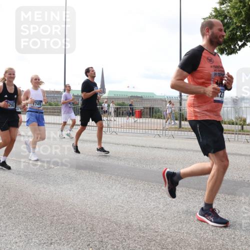 29.06.2025 - hella hamburg halbmarathon Lena Gebhardt http://msf.ph/oto/8416507 29.06.2025 10:17:48 Lombardsbrücke 292, 1749, 385, 27, 1015, 1159, 1160, 1204, 1268, 1274, 1458, 1477, 1622, 1641, 1749, 1795, 2094, 2147, 2259, 2305, 2548, 2860, 2931, 3138, 3292, 3802, 3803, 4194, 4218, 4852, 5002, 5004, 5290, 5611, 5733, 6254, 6336, 6352, 6520, 6786, 7011, 7094, 7258, 7291, 7410, 7413, 7445, 7566, 7641, 7649, 7838, 7844, 7882, 7883, 8128, 8144, 8210, 8248, 8309, 8351, 8433, 8607, 8799, 8895, 9400, 9539, 9717, 9734, 9798, 9848, 9964, 10174, 10332, 10509 meine-sportfotos.de