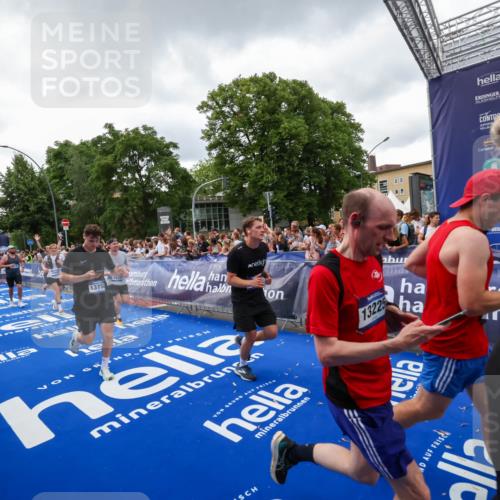 29.06.2025 - hella hamburg halbmarathon Zöllner http://msf.ph/oto/8416511 29.06.2025 10:50:08 Ziel 1216, 1321, 1507, 2020, 3562, 7100, 7657, 8313, 9031, 9213, 9303, 9965, 12203, 12271, 13225, 13282, 13758, 14257, 16403, 18228, 18657, 18658, 18884, 19112 meine-sportfotos.de
