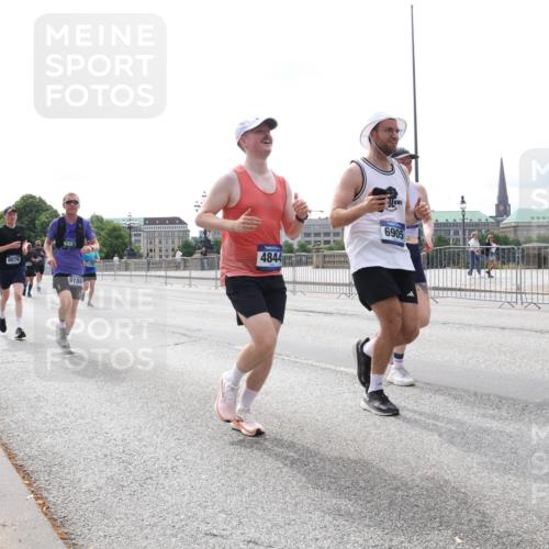 29.06.2025 - hella hamburg halbmarathon Lena Gebhardt http://msf.ph/oto/8416512 29.06.2025 10:26:38 Lombardsbrücke 8079, 9186, 4844, 6905, 1300, 1973, 2045, 2643, 3617, 4267, 4268, 4315, 4507, 4509, 4844, 6159, 6625, 6905, 7069, 7929, 8079, 8306, 8357, 8942, 9186, 11107, 11270, 11740, 12071, 12126, 12826, 12827, 13264, 14930, 15027, 15807, 15878, 16479, 16788, 17300, 17675, 17712, 18074, 18087, 18516, 18962, 18978 meine-sportfotos.de