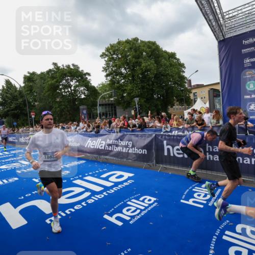 29.06.2025 - hella hamburg halbmarathon Zöllner http://msf.ph/oto/8416520 29.06.2025 10:27:44 Ziel 2203, 5367, 7651, 8731, 10655, 17354, 17893, 18832 meine-sportfotos.de