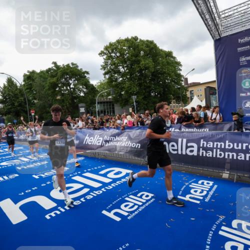29.06.2025 - hella hamburg halbmarathon Zöllner http://msf.ph/oto/8416521 29.06.2025 10:50:08 Ziel 1216, 1321, 1507, 2020, 3562, 7100, 7657, 8313, 9031, 9213, 9303, 9965, 12203, 12271, 13225, 13282, 13758, 14257, 16403, 18228, 18657, 18658, 18884, 19112 meine-sportfotos.de