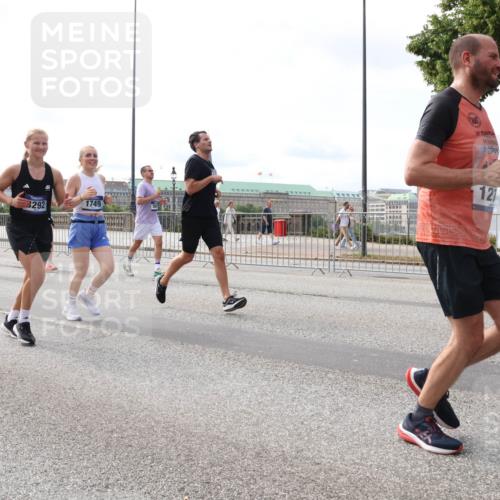 29.06.2025 - hella hamburg halbmarathon Lena Gebhardt http://msf.ph/oto/8416525 29.06.2025 10:17:48 Lombardsbrücke 814, 38292, 1749, 12, 1015, 1159, 1160, 1204, 1268, 1274, 1458, 1477, 1622, 1641, 1749, 1795, 2094, 2147, 2259, 2305, 2548, 2860, 2931, 3138, 3292, 3802, 3803, 4194, 4218, 4852, 5002, 5004, 5290, 5611, 5733, 6254, 6336, 6352, 6520, 6786, 7011, 7094, 7258, 7291, 7410, 7413, 7445, 7566, 7641, 7649, 7838, 7844, 7882, 7883, 8128, 8144, 8210, 8248, 8309, 8351, 8433, 8607, 8799, 8895, 9400, 9539, 9717, 9734, 9798, 9848, 9964, 10174, 10332, 10509 meine-sportfotos.de