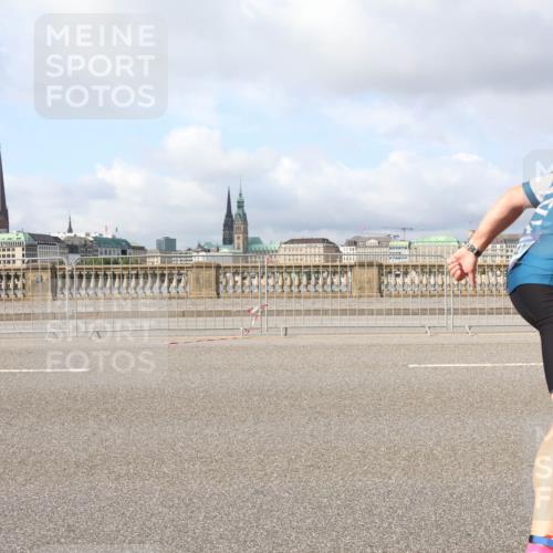 29.06.2025 - hella hamburg halbmarathon Lena Gebhardt http://msf.ph/oto/8416529 29.06.2025 08:56:53 Lombardsbrücke 421 meine-sportfotos.de