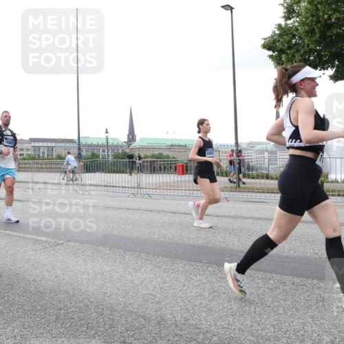 29.06.2025 - hella hamburg halbmarathon Lena Gebhardt http://msf.ph/oto/8416532 29.06.2025 10:51:48 Lombardsbrücke 10496, 16807, 1052, 1418, 1617, 1978, 1997, 2308, 2484, 2485, 2593, 2736, 2778, 3038, 3240, 3991, 4598, 4606, 4748, 4808, 4878, 5062, 5291, 5357, 5394, 5534, 5716, 5717, 6007, 6091, 6456, 6604, 6885, 6945, 6947, 6954, 6961, 7682, 7769, 7841, 7871, 7992, 8040, 8125, 8250, 8251, 8399, 8621, 8672, 9220, 9340, 9460, 9462, 9582, 9583, 9590, 9594, 9673, 9730, 9763, 10496, 10521, 10533, 10673, 10693, 10830, 11034, 11101, 11268, 11375, 11575, 11875, 12065 meine-sportfotos.de