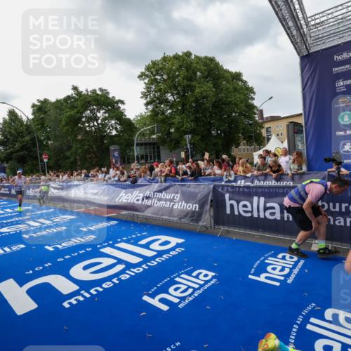 29.06.2025 - hella hamburg halbmarathon Zöllner http://msf.ph/oto/8416541 29.06.2025 10:27:45 Ziel 1122, 5367, 8731, 10655, 17893, 18832 meine-sportfotos.de