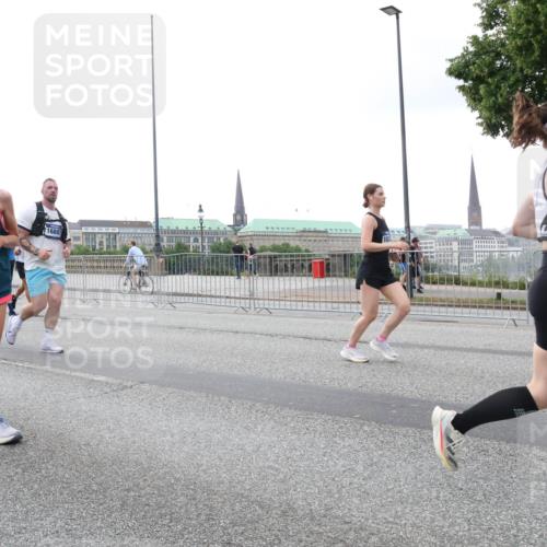 29.06.2025 - hella hamburg halbmarathon Lena Gebhardt http://msf.ph/oto/8416554 29.06.2025 10:51:48 Lombardsbrücke 9462, 10, 16807, 103, 1418, 1617, 1978, 1997, 2308, 2484, 2485, 2593, 2736, 2778, 3038, 3240, 3991, 4598, 4606, 4748, 4808, 4878, 5062, 5291, 5357, 5394, 5534, 5716, 5717, 6007, 6091, 6456, 6604, 6885, 6945, 6947, 6954, 6961, 7682, 7769, 7841, 7871, 7992, 8040, 8125, 8250, 8251, 8399, 8621, 8672, 9220, 9340, 9460, 9462, 9582, 9583, 9590, 9594, 9673, 9730, 9763, 10496, 10521, 10533, 10673, 10693, 10830, 11034, 11101, 11268, 11375, 11575, 11875, 12065 meine-sportfotos.de