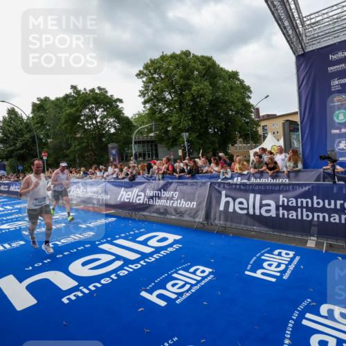 29.06.2025 - hella hamburg halbmarathon Zöllner http://msf.ph/oto/8416556 29.06.2025 10:27:46 Ziel 1122, 5367, 8731, 10655, 17893 meine-sportfotos.de