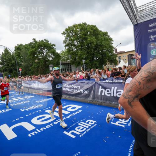 29.06.2025 - hella hamburg halbmarathon Zöllner http://msf.ph/oto/8416563 29.06.2025 10:50:11 Ziel 1119, 1216, 1507, 2020, 3296, 3562, 7176, 8313, 9031, 9303, 9965, 11607, 12203, 12235, 13282, 14257, 16403, 18228, 18657, 18658, 18884 meine-sportfotos.de