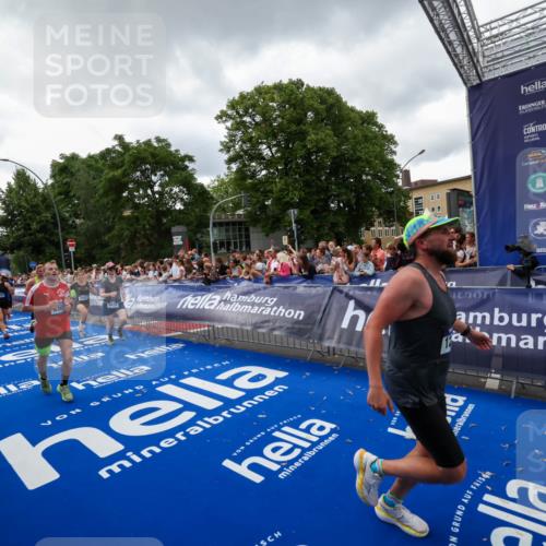 29.06.2025 - hella hamburg halbmarathon Zöllner http://msf.ph/oto/8416569 29.06.2025 10:50:11 Ziel 1119, 1216, 1507, 2020, 3296, 3562, 7176, 8313, 9031, 9303, 9965, 11607, 12203, 12235, 13282, 14257, 16403, 18228, 18657, 18658, 18884 meine-sportfotos.de