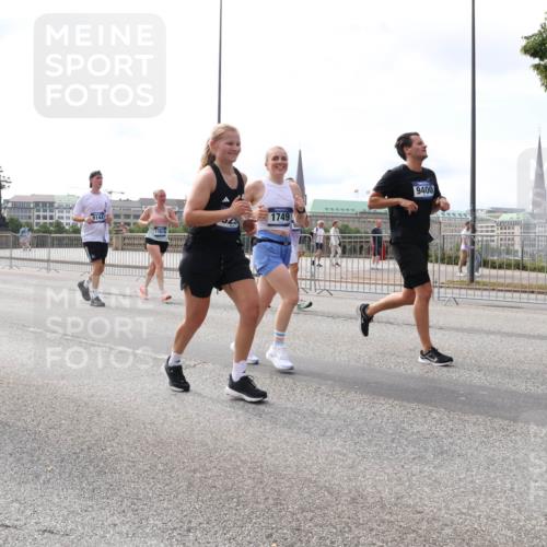 29.06.2025 - hella hamburg halbmarathon Lena Gebhardt http://msf.ph/oto/8416570 29.06.2025 10:17:48 Lombardsbrücke 7844, 1458, 8144, 17616, 1749, 9400, 1015, 1159, 1160, 1204, 1268, 1274, 1458, 1477, 1622, 1641, 1749, 1795, 2094, 2147, 2259, 2305, 2548, 2860, 2931, 3138, 3292, 3802, 3803, 4194, 4218, 4852, 5002, 5004, 5290, 5611, 5733, 6254, 6336, 6352, 6520, 6786, 7011, 7094, 7258, 7291, 7410, 7413, 7445, 7566, 7641, 7649, 7838, 7844, 7882, 7883, 8128, 8144, 8210, 8248, 8309, 8351, 8433, 8607, 8799, 8895, 9400, 9539, 9717, 9734, 9798, 9848, 9964, 10174, 10332, 10509 meine-sportfotos.de