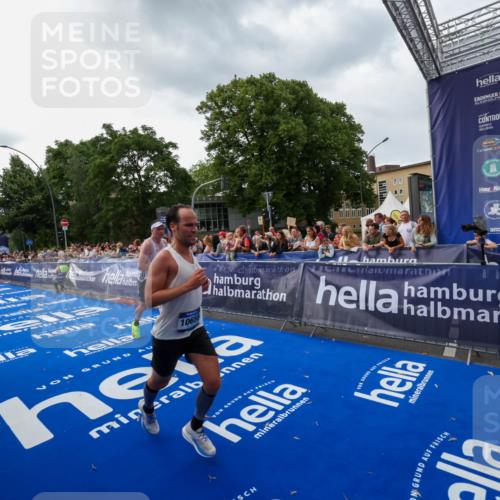 29.06.2025 - hella hamburg halbmarathon Zöllner http://msf.ph/oto/8416572 29.06.2025 10:27:46 Ziel 1122, 5367, 8731, 10655, 17893 meine-sportfotos.de
