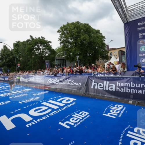 29.06.2025 - hella hamburg halbmarathon Zöllner http://msf.ph/oto/8416585 29.06.2025 10:27:48 Ziel 1122, 5367, 8731, 17893 meine-sportfotos.de