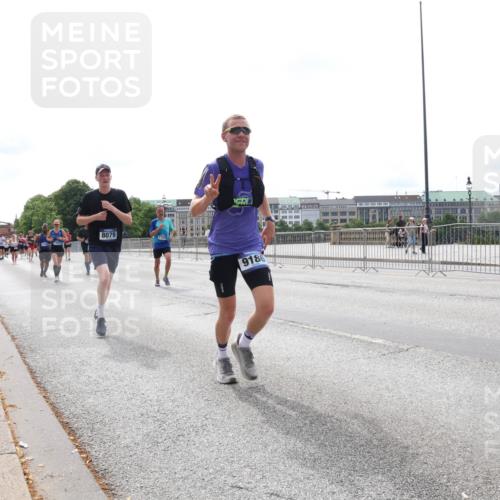 29.06.2025 - hella hamburg halbmarathon Lena Gebhardt http://msf.ph/oto/8416589 29.06.2025 10:26:39 Lombardsbrücke 8079, 9186, 1300, 1973, 2045, 2643, 3617, 4267, 4268, 4315, 4507, 4509, 4844, 6159, 6625, 6905, 7069, 7929, 8079, 8306, 8357, 8942, 9186, 11107, 11270, 11740, 12071, 12126, 12826, 12827, 13264, 14930, 15027, 15807, 15878, 16479, 16788, 17300, 17675, 17712, 18074, 18087, 18516, 18962, 18978 meine-sportfotos.de