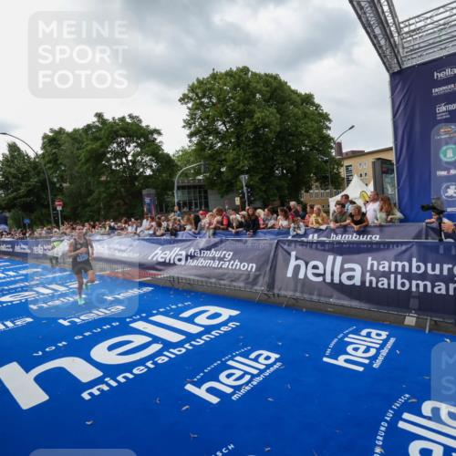 29.06.2025 - hella hamburg halbmarathon Zöllner http://msf.ph/oto/8416602 29.06.2025 10:27:49 Ziel 1122, 5367, 17893 meine-sportfotos.de