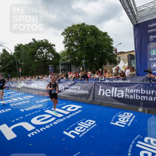 29.06.2025 - hella hamburg halbmarathon Zöllner http://msf.ph/oto/8416617 29.06.2025 10:27:49 Ziel 1122, 5367, 17893 meine-sportfotos.de