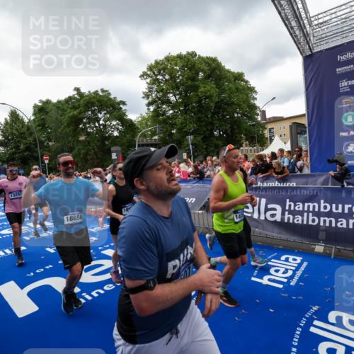 29.06.2025 - hella hamburg halbmarathon Zöllner http://msf.ph/oto/8416620 29.06.2025 10:50:14 Ziel 1119, 1507, 3296, 3562, 7176, 7930, 7932, 8313, 9965, 10371, 11607, 12203, 12235, 13282, 14257, 15620, 18228, 18657, 18658, 18811, 19040 meine-sportfotos.de