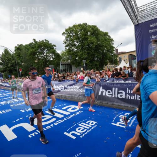29.06.2025 - hella hamburg halbmarathon Zöllner http://msf.ph/oto/8416632 29.06.2025 10:50:15 Ziel 1119, 1507, 3296, 3562, 7176, 7930, 7932, 8313, 8921, 10371, 11607, 12203, 12235, 13282, 14257, 15620, 18228, 18657, 18658, 18811, 19040 meine-sportfotos.de