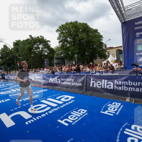 29.06.2025 - hella hamburg halbmarathon Zöllner http://msf.ph/oto/8416634 29.06.2025 10:27:50 Ziel 1122, 5367, 17893 meine-sportfotos.de