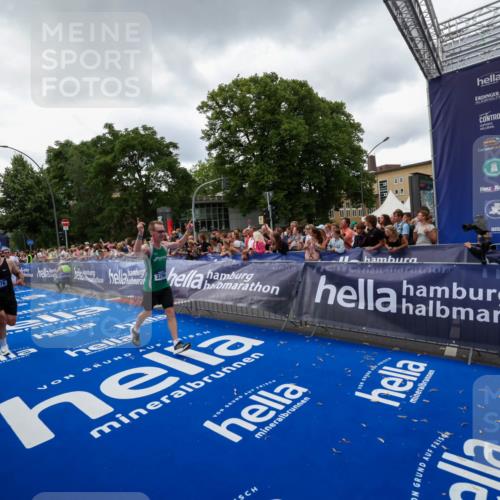 29.06.2025 - hella hamburg halbmarathon Zöllner http://msf.ph/oto/8416649 29.06.2025 10:50:16 Ziel 1119, 3296, 7176, 7930, 7932, 8313, 8921, 10371, 11607, 12235, 13282, 13690, 15620, 18499, 18811, 19040 meine-sportfotos.de