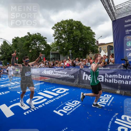 29.06.2025 - hella hamburg halbmarathon Zöllner http://msf.ph/oto/8416655 29.06.2025 10:50:17 Ziel 1119, 3296, 4933, 7176, 7930, 7932, 8921, 10371, 11607, 12235, 13609, 13690, 15620, 16000, 18499, 18811, 19040 meine-sportfotos.de