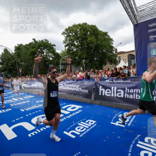 29.06.2025 - hella hamburg halbmarathon Zöllner http://msf.ph/oto/8416658 29.06.2025 10:50:17 Ziel 1119, 3296, 4933, 7176, 7930, 7932, 8921, 10371, 11607, 12235, 13609, 13690, 15620, 16000, 18499, 18811, 19040 meine-sportfotos.de
