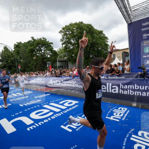 29.06.2025 - hella hamburg halbmarathon Zöllner http://msf.ph/oto/8416664 29.06.2025 10:50:18 Ziel 1119, 3296, 4933, 7176, 7930, 7932, 8921, 10371, 11607, 12235, 12949, 13609, 13690, 15620, 16000, 16242, 18499, 18811, 19040 meine-sportfotos.de