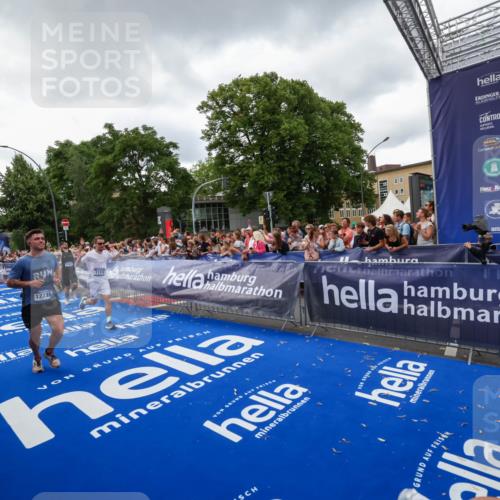 29.06.2025 - hella hamburg halbmarathon Zöllner http://msf.ph/oto/8416669 29.06.2025 10:50:18 Ziel 1119, 3296, 4933, 7176, 7930, 7932, 8921, 10371, 11607, 12235, 12949, 13609, 13690, 15620, 16000, 16242, 18499, 18811, 19040 meine-sportfotos.de