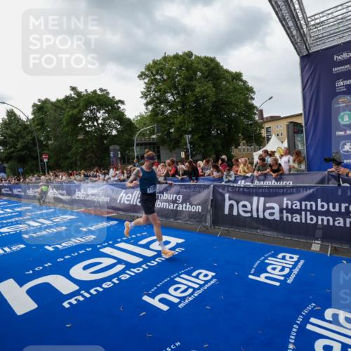 29.06.2025 - hella hamburg halbmarathon Zöllner http://msf.ph/oto/8416675 29.06.2025 10:27:52 Ziel 1122, 17893 meine-sportfotos.de
