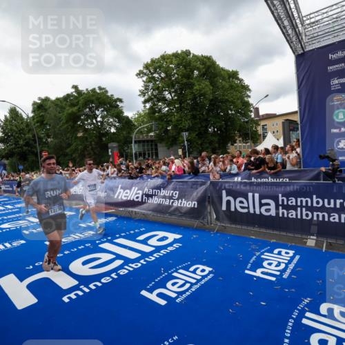 29.06.2025 - hella hamburg halbmarathon Zöllner http://msf.ph/oto/8416677 29.06.2025 10:50:18 Ziel 1119, 3296, 4933, 7176, 7930, 7932, 8921, 10371, 11607, 12235, 12949, 13609, 13690, 15620, 16000, 16242, 18499, 18811, 19040 meine-sportfotos.de